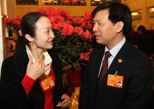 全国政协委员陈凯(右)认为,在大力推进中西部发展的过程中,要统筹好重点工程项目是否符合资源节约型、环境友好型的社会要求,切不可以牺牲环保的长远利益为代价发展经济。 全国政协委员山翀(左)建议,继续推进艺术高等教育在西部的特殊招生政策和毕业生在西部就业的鼓励性政策,以有效缩小艺术高等教育的东西部差距。 新华社记者 庞兴雷 摄