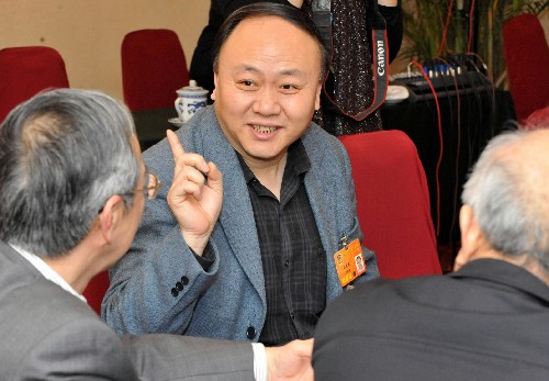 全国政协委员吕树文说,我国人口老龄化正在加速,老龄问题日益突出,“养老”问题越来越成为人们关注的话题。老龄工作是构建和谐社会的重要部分,需要社会各方面的支持。应加快社区老年服务建设,积极发展老龄产业。 新华社记者 宋振平 摄