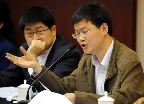 全国政协委员吴仁彪就加强高校毕业生就业指导和服务工作提出建议,希望国家制定相关法律法规,避免大学生在就业过程中遭受“校别歧视”。 新华社记者 宋振平 摄