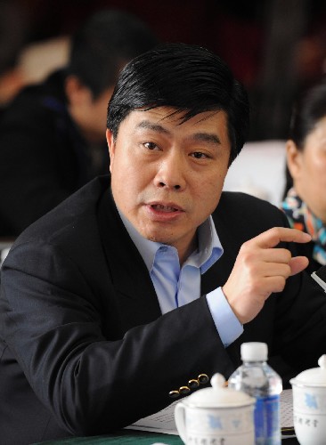 全国政协委员吴一坚说,大量用工密集的企业的用工对象来自不同的区域,具有不确定性。建议员工的保险能够在全国流转,并设立保险身份卡制度,这样可以更便利地了解员工的保险状况。 新华社记者 马占成 摄