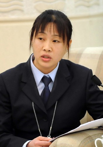 来自广东的全国人大代表胡小燕建议,政府应当制定有效的政策让农民工能够融入工作所在地的社会环境,要逐步提高农民工的收入,加强对女性农民工的安全保护。 新华社记者 李学仁 摄