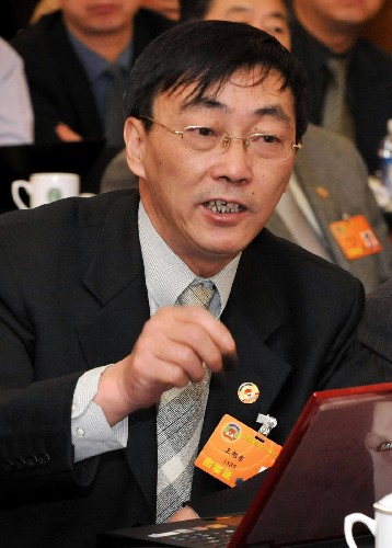 全国政协委员王旭东说,公立医院不能以赢利为目的,中国有自己的国情,国家大、百姓收入低,公立医疗机构要为百姓提供优质、廉价的基本公共卫生服务。 新华社记者 宋振平 摄
