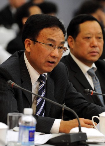 全国政协委员陈勋儒指出,解决我国对外贸易和外资引进中资源环境逆差问题已经成了制约我国可持续发展的重大问题,应该引起有关部门的足够重视。有资料显示,我国每年生态灾害的构成中有很大比重是引进的低效益高耗能的项目产生的。新华社记者 饶爱民 摄