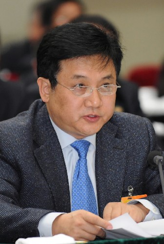 全国政协委员、国家环保总局副局长吴晓青说,以低排放、低能耗、低污染为特征的新的经济发展模式――低碳经济已经成为国际经济发展的新趋势。国家应该制定低碳经济发展战略,增强自主创新能力,开发低碳技术和低碳产品,积极运用政策手段,为低碳经济发展保驾护航。 新华社记者 马占成 摄