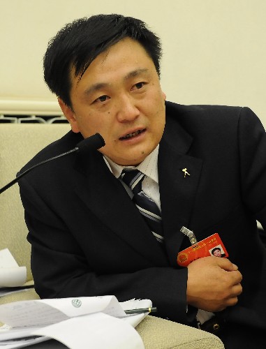 来自甘肃定西的全国人大代表刘大江建议,适当提高贫困山区小型农机具购置的国家补贴标准。新华社记者 李学仁 摄