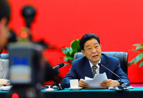 来自吉林省的全国人大代表唐宪强说,我们要继续深入落实科学发展观,保持经济持续平稳快速发展。要正确理解和把握国家宏观调控政策,实现经济又好又快发展。新华社记者 李涛 摄