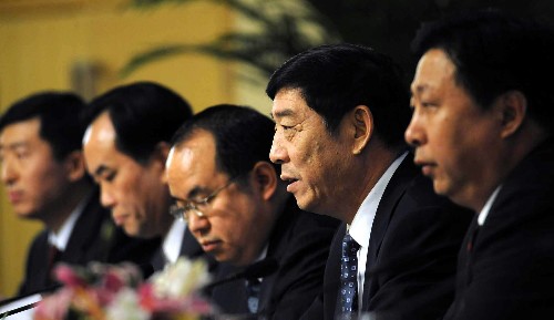 3月14日 ,国土资源部负责人在北京两会新闻中心就“国土资源保护与合理利用”接受中外记者的集体采访。这是国土资源部副部长贠小苏(右二)回答记者提问。 新华社记者 王建华 摄