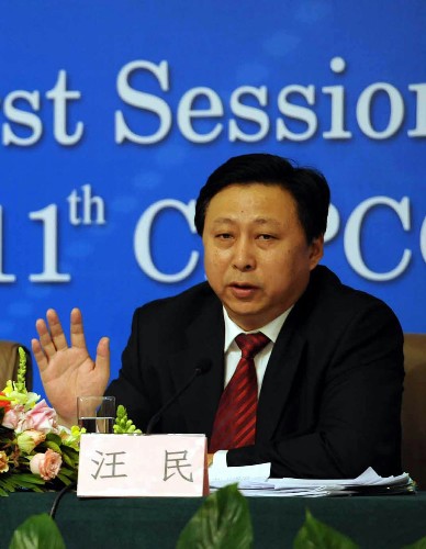 3月14日 ,国土资源部负责人在北京两会新闻中心就“国土资源保护与合理利用”接受中外记者的集体采访。这是国土资源部副部长汪民回答记者提问。 新华社记者 王建华 摄