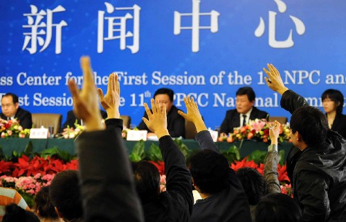 这是记者在现场举手提问。 新华社记者王建华摄
