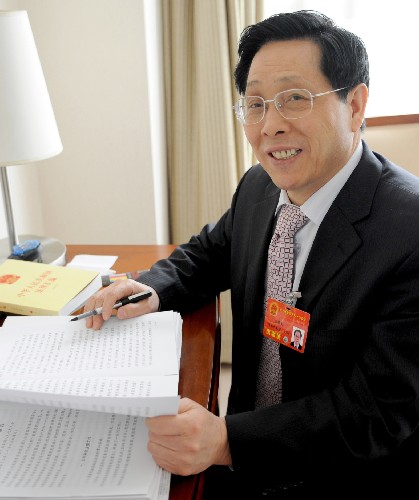 来自河南的全国人大代表王银良说,随着全球经济一体化进程的推进,我国改革开放的不断深入和市场经济的健康发展,催生了一大批知名企业和知名品牌。但随着市场的繁荣,假冒伪劣、制假售假等知识产权犯罪现象日趋上升,使广大消费者和生产企业深受其害,制约了知名企业的正常可持续发展,如何充分保护知识产权已经成为刻不容缓要解决的问题。 新华社记者 朱祥 摄