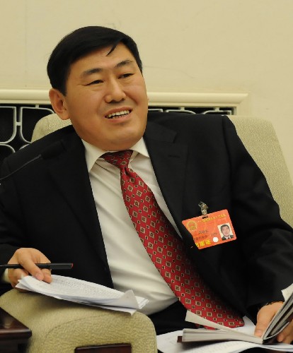 全国人大代表、兰州大学校长周绪红说,建议国家继续加大投入,扶持西部地区人才培养;同时,应当建立高层次人才进出西部地区的“绿色通道”,形成人才的合理流动机制;完善东部地区高水平大学对口支援西部高校制度,扩大范围,提高层次,主要以学科带头人、校院领导为主,以三年为期,双向互动。新华社记者 李学仁 摄