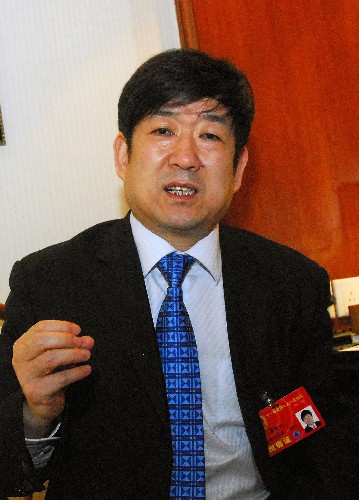 来自陕西的全国人大代表李黑记说,民营企业在西部经济的发展中承担着重要的责任,在发展中既要追求速度,还要讲科学发展,为西部经济整体实现又好又快发展做出自己的贡献。新华社记者 王建华 摄