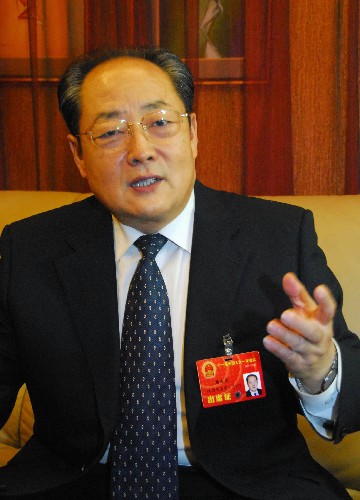 来自陕西的全国人大代表杨永茂说,地方人大应当进一步加强转变经济发展方式和完善社会主义市场经济体制方面的立法,突出以保障民生、改善民生、促进社会公平正义为重点的社会领域立法,及时修改与经济社会发展不相适应的地方性法规,为构建和谐社会提供有力的法制保障。新华社记者 王建华 摄
