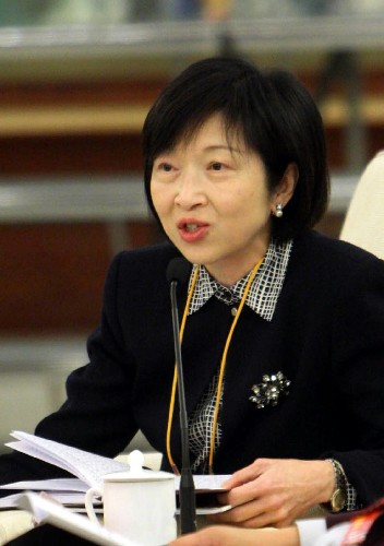 来自香港的全国人大代表罗范椒芬建议,加大教育专项经费向农村地区转移支付的力度,切实改善农村教师的工资待遇;推进农村学校标准化建设,完善各类学校办学标准,学校学生人数应与校舍面积、设施设备等条件挂钩;选派优秀教师到农村支教,保留其原有编制、职称,并给予额外工作补贴。新华社记者 刘卫兵 摄
