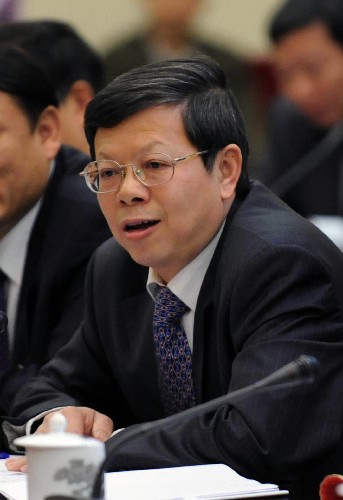 来自广西的全国人大代表刘正东说,扶贫开发已经到了必须创新的阶段,应对革命老区实行“一对一”扶贫政策,充分发挥当地优势,创出一条资源扶贫、产业扶贫的新路。新华社记者 王建华 摄