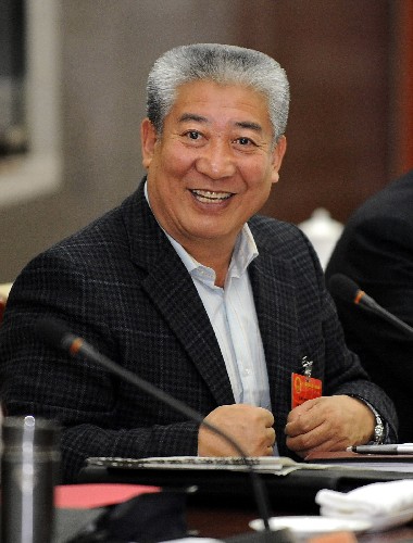 来自甘肃的全国人大代表洛桑灵智多杰(藏族)说,要进一步关注农民工,加快制定农民工最低工资标准。新华社记者 李学仁 摄