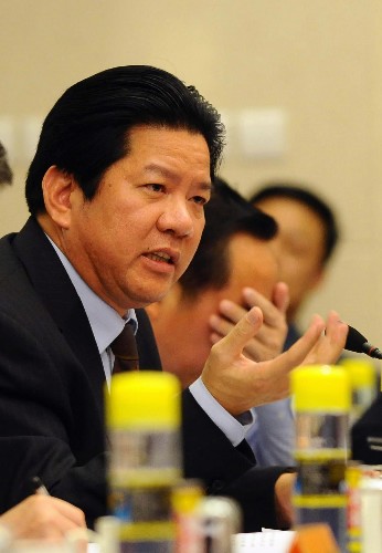 来自海南的全国人大代表邓泽永(苗族)说,过去五年我国经济健康快速发展,社会事业全面发展,老百姓得到了更多实惠。我们要理清发展思路,不搞低水平重复建设;明确主攻方向,发挥优势,争取在经济上取得新突破;坚持求真务实的科学态度,转变工作作风,把各项工作落实好,促进经济社会又好又快发展。 新华社记者 李涛 摄