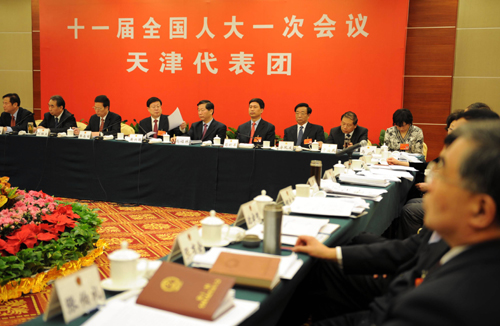 3月5日,出席第十一届全国人民代表大会第一次会议的各代表团开始审议政府工作报告。这是天津代表团在审议政府工作报告。