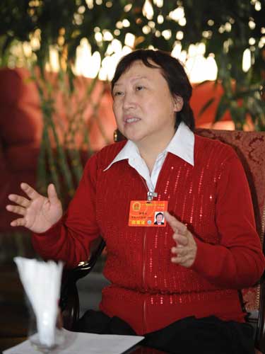 这是黑龙江代表团的徐秀玉代表在审议政府工作报告时就完善新型农村合作医疗制度等问题发言。