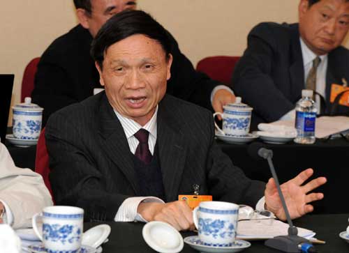 全国政协委员黄伯云认为,要把高新技术产业与自主创新紧密联系在一起;落实好科学发展观,不是一句空话,要有实实在在的行动。
