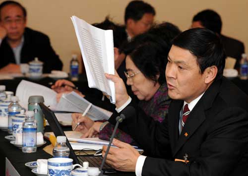 全国政协委员李晓红建议,要积极落实“统筹和优化科技资源配置”,用一种有效的机制对中科院和高等学校的科研机构的科技资源,包括人力、设备、人才培养资源等进行优化配置,让这些机构能共同为提高我国的科技核心竞争力和自主创新能力充当主力军和生力军。