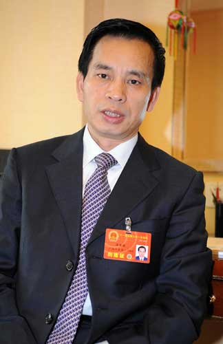 来自广西的全国人大代表汤世保说,当前发展地方经济,必须以科学发展观作为指南,大力发展环保型、节能型产业,通过科学决策来指导地方经济的发展。