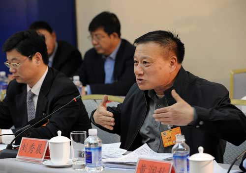 全国政协委员刘秀晨发言指出,建设环境友好型社会,改善我们的生存环境是科学发展观的必然要求。保护生态,绿化环境,要以科学发展观为指导,遵守自然规律,实事求是,不宜搞奢华工程,而应倡导节约型园林建设。