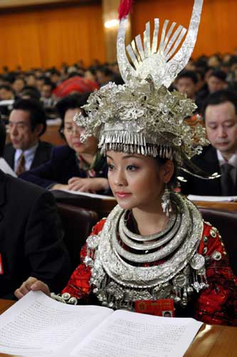 3月5日,来自贵州的全国人大代表雷阿幼朵(苗族)在十一届全国人大一次会议开幕会上。这位“80后”新代表建议国家在保护民族文化遗产、弘扬传统艺术方面加大力度,让年轻人能够更多了解传统,从而热爱传统。 新华社记者刘卫兵摄