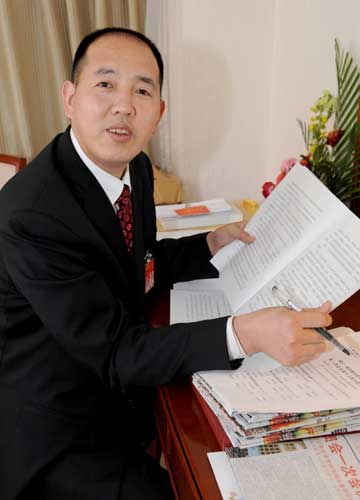 被农民称为“贴心大哥”的深圳市全顺人力资源开发有限公司总经理张全收是新当选的全国人大代表,这是他在驻地修改准备提出的建议。张全收准备就如何保护农民工合法权益问题提出建议。 新华社记者朱祥摄