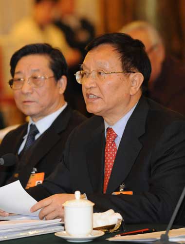 全国政协委员张国宝说,大力振兴装备制造业是贯彻落实科学发展观、转变经济发展方式的重大举措,对推进产业结构升级、增强自主创新能力、振兴老工业基地有重要意义。 新华社记者黄敬文摄
