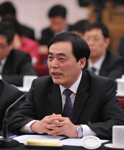 全国人大代表陈骏在审议政府工作报告时说,高等院校要为建设创新型国家培养人才,必须把提高高等教育质量作为重点。建设人力资源强国一个重要任务就是要建设高等教育强国,培养一大批拔尖创新人才。 新华社记者樊如钧摄