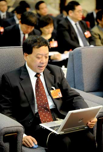 全国人大代表朱广平在审议政府工作报告时,就建立粮食增产的长效机制,增加粮食主产区的财政转移支付,减免、优惠配套政策问题提出建议。 新华社记者朱祥摄