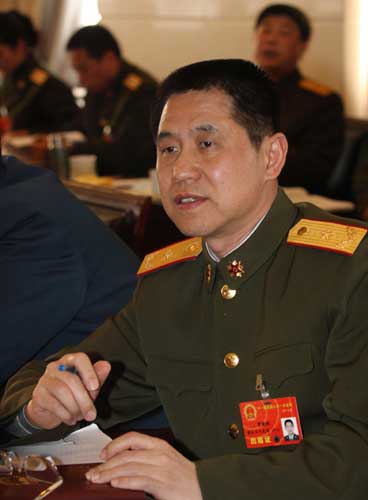召之即来、来之能战、战之能胜――从抗击雪灾看我军完成多样化军事任务能力的新提升 3月的北京已是春意盎然,但抗击雨雪冰冻灾害仍是出席十一届全国人大一次会议的解放军代表们热烈讨论的一个话题。 广州军区某集团军军长贾晓炜代表说,三军将士坚决听从党中央、中央军委、胡主席的指挥,召之即来、来之能战、战之能胜,应对多种安全威胁、完成多样化军事任务的能力得到了锻炼和提高。 新华社记者 王建民 摄