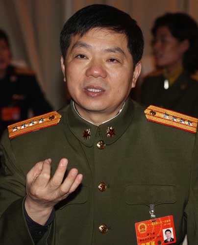 湖南省军区参谋长李兰田代表说,在这次鏖战冰雪的战斗中,先进的武器装备在特殊战场上发挥了不可替代的关键作用。在京珠高速公路郴州段,广州军区某坦克修理大队官兵驾驶装甲抢救工程车碾冰除雪,每小时推进速度达10公里。 新华社记者王建民摄