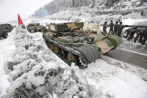 2008年2月3日,广州军区出动履带牵引车在京珠高速公路湖南段破除冰障。为尽快打通京珠大动脉,武警驻湖南某部出动了1200多名官兵日夜奋战在京珠高速公路破冰铲雪、维持交通秩序。广州军区某部出动3台装甲牵引车和2台故障抢修车,在高速公路冰冻层最厚的地段辗冰除雪。 新华社发(资料照片)