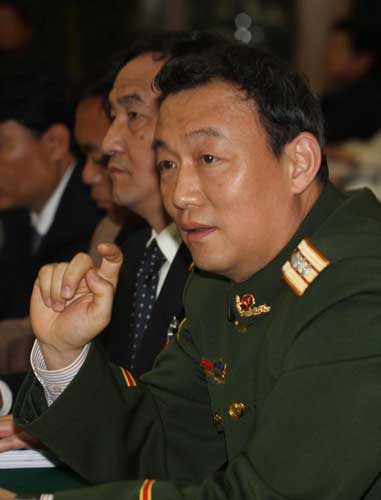 武警云南总队政委王海亮代表说,抢险的部队中,有许多是入伍还不到三个月的新兵。许多新战士在冰雪中连续奋战12小时无一退缩,有的新战士因劳累过度晕倒在地,经医护人员简单救治后又拿着铁锹上了一线。 新华社记者王建民摄