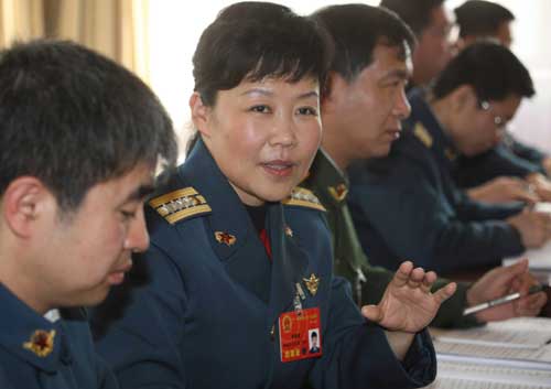 广州军区空军某部副参谋长程晓健代表清楚地记得,他们在1月30日夜间接到要求运输机紧急运送救灾物资的命令。程晓健说,从接到命令到战机起飞,只用了不到40分钟,人民有危难,子弟兵就该冲锋在前。 新华社记者王建民摄