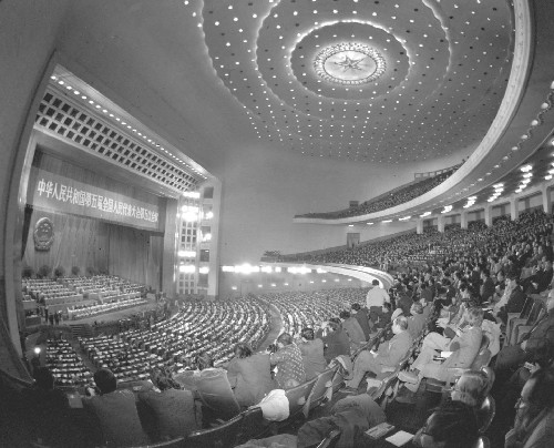 1978年,党的十一届三中全会开启了改革开放新时期。这次具有重大历史意义的会议提出,为了保障人民民主,必须加强社会主义法制,使民主制度化、法律化,使这种制度和法律具有稳定性、连续性和极大的权威。30年来,全国人大及其常委会认真落实宪法规定,为国家制定了一批重要法律,为我国的改革开放事业提供了坚实的制度和法律保障。 经过30年的努力,在依法治国,建设社会主义法治国家目标的指引下,社会主义民主的制度化、规范化和程序化不断加强,以宪法为核心的中国特色社会主义法律体系基本形成,国家政治、经济、文化、社会生活的主要方面基本做到了有法可依。 这是1982年12月10日,五届全国人大五次会议在北京人民大会堂闭幕。1982年12月4日,五届全国人大五次会议通过了全面反映新时期党和人民共同意志的新宪法。 新华社发