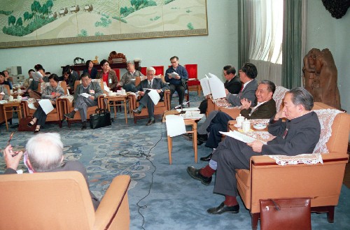 这是1989年3月30日,七届全国人大法律委员会在北京人民大会堂举行会议,汇总各代表团对行政诉讼法等的意见,进行研究分析。改革开放以来,行政诉讼法、行政处罚法、行政复议法、行政许可法相继颁行,全面推进我国依法行政,建设法治政府的步伐。 新华社发