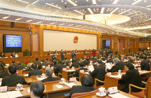 这是2005年12月29日,十届全国人大常委会第十九次会议在北京人民大会堂闭会。会议经过表决,通过全国人大常委会关于废止农业税条例的决定。新中国实施了近50年的农业税条例被依法废止,一个在我国延续两千多年的税种宣告终结。新华社发