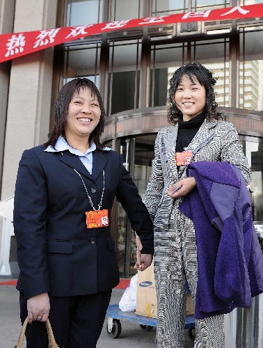 3月3日,来自广东省的全国人大代表胡小燕(左)和来自上海市的全国人大代表朱雪芹在北京驻地手牵手,亲如姐妹。新华社记者 王建华 摄