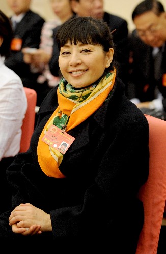 3月6日,全国人大代表殷秀梅在黑龙江代表团参加审议政府工作报告。新华社记者 高洁 摄