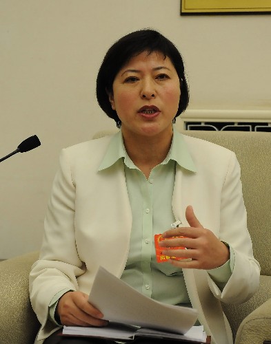 3月6日,全国人大代表、兰州大学第二医院副院长郭玉芬在审议政府工作报告时,呼吁关注农村基层卫生院严重缺少医护人员的问题。新华社记者 李学仁 摄