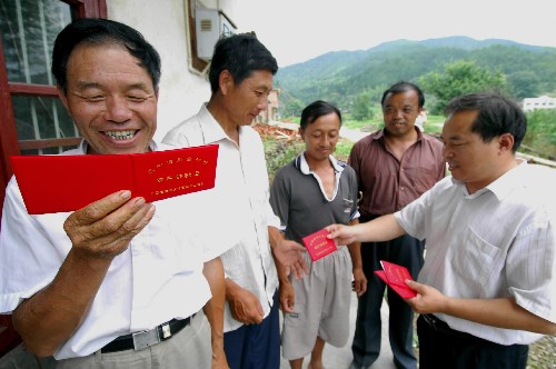 2007年6月28日,江西铜鼓县温泉镇禄田村李传星(左一)等农民在领取当地农村信用社办理的住房贷款证。这项农民住房贷款业务的必备条件是:农民购房建房是符合土地利用总体规划和村庄、集镇规划的农民普通住房,包括新农村建设规划区内的商品房、农民公寓、普通农宅;申请贷款的农户没有不良信用记录,并有稳定的收入来源;贷款额一般不超过购房建房总额的50%。政府工作报告提出,今年中央财政安排“三农”支出5625亿元,比上年增加1307亿元,强化和完善农业支持政策,坚持最严格的耕地保护制度,完善农业科技推广和服务体系,全面推进农村改革。 代表委员在审议、讨论政府工作报告时认为,现在从中央到地方,出台了许多惠农的好政策,农村和农业发展迎来前所未有的机遇。另外,他们为农业和农村经济发展取得的成就感到高兴的同时,也对“三农”面临的新形势进行着“冷思考”。新华社发