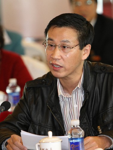 全国政协委员余争平认为,要促进高等教育均衡和谐发展,西部地区高等教育有很大发展空间,国家要逐步扩大西部地区高等教育办学规模、加大投入。新华社记者 庞兴雷 摄