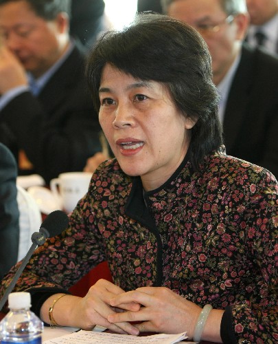 全国政协委员柯杨认为,保证高等教育质量是教育兴国的关键问题,对新建高校应严格准入,要切实加强高校师资力量,对高校学生要重视道德观和价值观的培养。 新华社记者 庞兴雷 摄