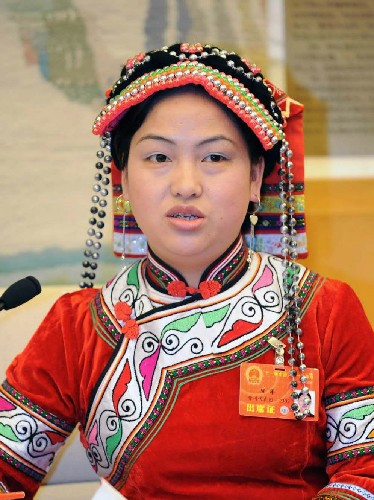 全国人大代表,贵州省毕节地区黔西县铁石乡党委书记陈萍说,毕节地处长江、珠江“两江”源头,为了提高生产水平和生活质量、改善生存环境,改革开放以后,毕节的干部群众提出了新“五子登科”,即山上植树造林戴帽子、山腰搞坡改梯拴带子、坡地种植绿肥铺毯子、山下发展庭院经济抓票子、基本农田集约经营收谷子,使生态环境大为改善。 新华社记者 王建华 摄