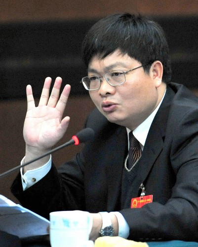 全国人大代表、湖南省临武县武源乡龙家村党支部副书记胡建文说,深入贯彻落实科学发展观,解决好“三农”问题,必须进一步解放思想,转变农业发展机制,提高劳动效率。 新华社记者 刘泉龙 摄
