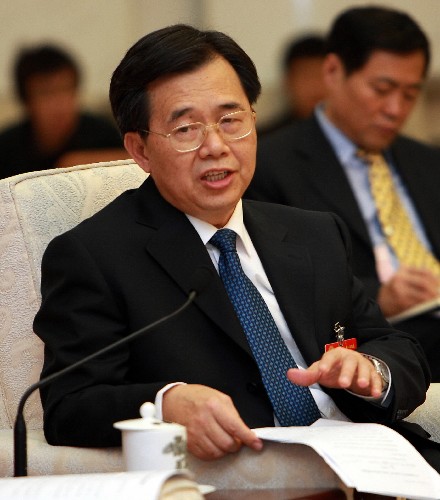 全国人大代表、广东省政协副主席陈蔚文说,希望两岸旅游行业民间组织的磋商不要受到政治干扰,大陆同胞赴台旅游能尽早实现。 新华社记者 鞠鹏 摄