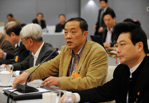 全国政协委员吴承业(右二)说,随着中国经济实力的不断增强,中国的软实力正在受到世界更多的关注,反过来软实力也在不断影响着中国国际地位的提升。 新华社记者 饶爱民 摄
